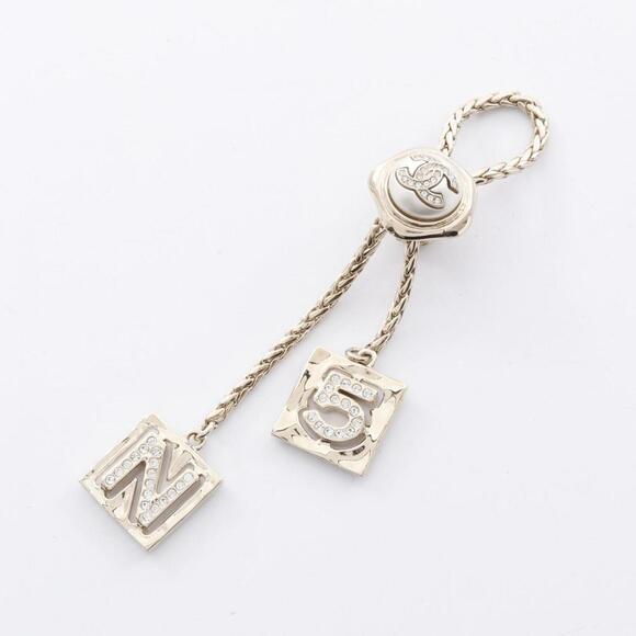 CHANEL White Pearl Logo Brooch - Picture 1 of 5